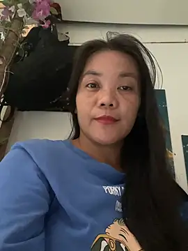 Snapshot of holdmetight21 chatting on April 13, 1:44 am holdmetight21 online show from April 13, 1:44 am