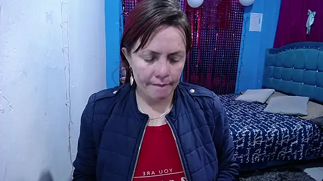 Snapshot of carolinhe26 chatting on April 18, 1:48 pm carolinhe26 online show from April 18, 1:48 pm