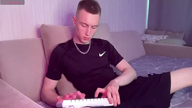Travis Gracile online show from May 9, 8:52 am