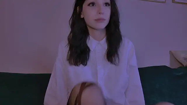 Snapshot of claire_bennett_ chatting on April 14, 1:33 am claire bennett online show from April 14, 1:33 am