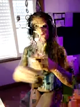 LauKiss online show from April 11, 7:18 pm