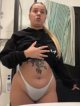Snapshot of OliviaJadeXx chatting on June 4, 12:22 pm OliviaJadeXx online show from June 4, 12:22 pm