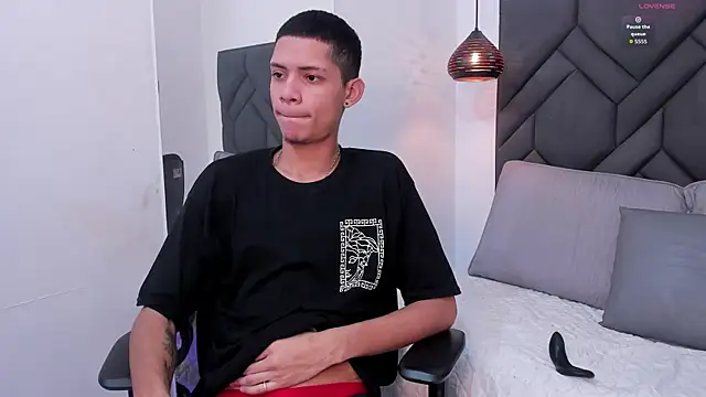 Snapshot of Axel_marcus chatting on April 11, 10:36 pm Axel marcus online show from April 11, 10:36 pm