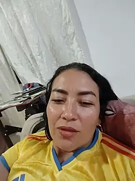 Snapshot of LuluDream chatting on June 14, 2:24 am LuluDream online show from June 14, 2:24 am