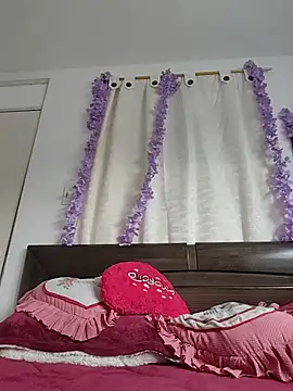Snapshot of LuluDream chatting on July 18, 6:45 pm LuluDream online show from July 18, 6:45 pm