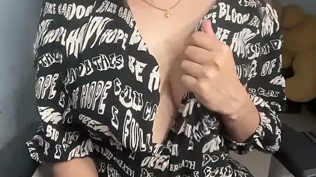 Snapshot of Sumi_x99 chatting on April 13, 7:14 am Sumi x99 online show from April 13, 7:14 am