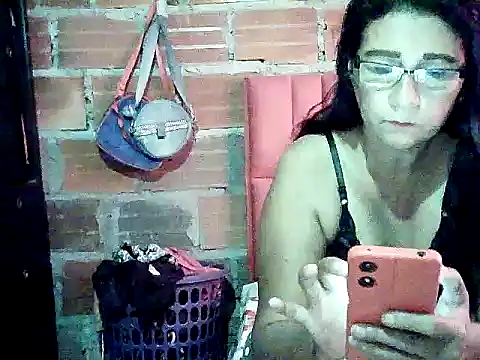 Snapshot of lola_teem chatting on April 15, 4:03 pm lola teem online show from April 15, 4:03 pm