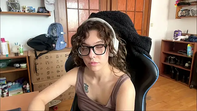 PillowPeachX online show from May 10, 9:36 am