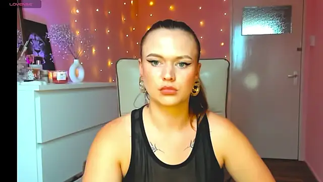 Snapshot of SweetLikaaa chatting on June 5, 4:13 pm SweetLikaaa online show from June 5, 4:13 pm