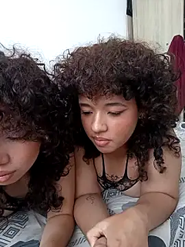 Snapshot of Chloe_and_Violeta chatting on July 10, 1:25 pm Chloe and Violeta online show from July 10, 1:25 pm