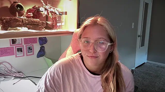 MUSCLEMOMMY1365 online show from May 17, 8:49 pm
