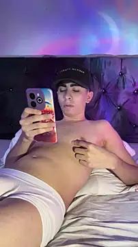 Snapshot of michaell_twinkk chatting on April 27, 9:13 pm michaell twinkk online show from April 27, 9:13 pm