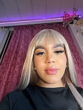 Snapshot of Tyra_malkovaa chatting on May 6, 3:57 am Tyra malkovaa online show from May 6, 3:57 am
