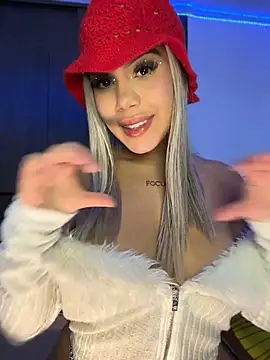 Snapshot of Tyra_malkovaa chatting on May 27, 5:04 am Tyra malkovaa online show from May 27, 5:04 am
