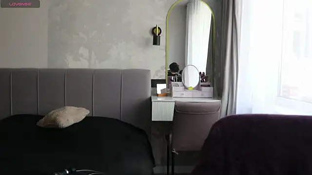 ellyellow online show from April 17, 6:27 am