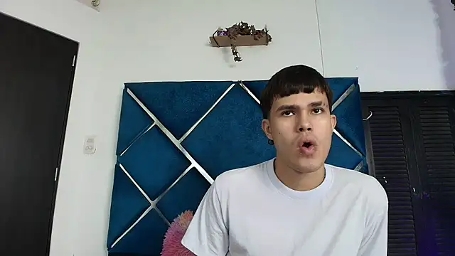 Snapshot of EdwinBoys chatting on June 5, 1:28 pm EdwinBoys online show from June 5, 1:28 pm