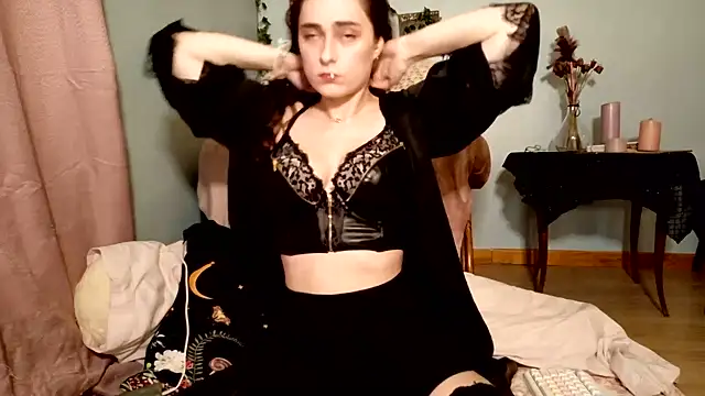 missclochette online show from June 17, 12:18 pm