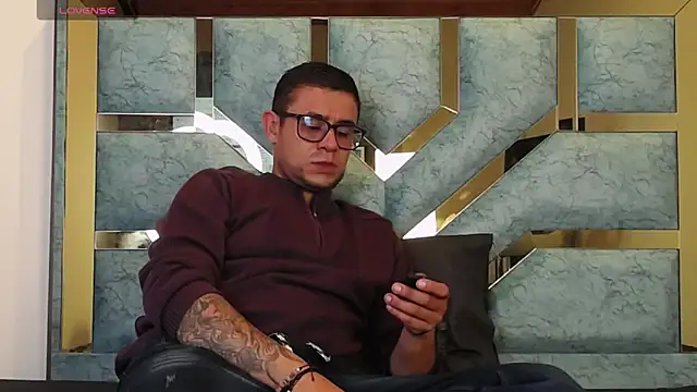 Nickk 21  online show from May 15, 1:29 pm