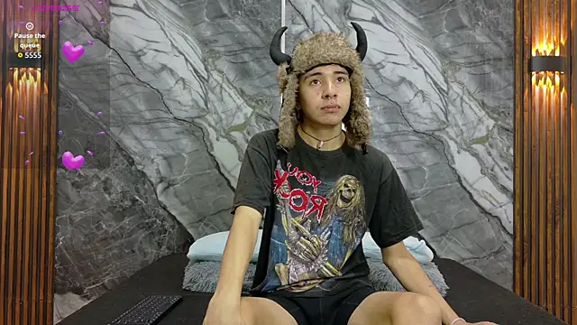 Snapshot of NoahWalker__ chatting on July 3, 11:05 am NoahWalker online show from July 3, 11:05 am