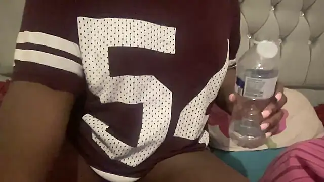 Snapshot of EbonyTheBrattt chatting on June 28, 4:29 am EbonyTheBrattt online show from June 28, 4:29 am
