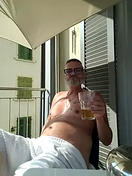 Snapshot of Thomster72 chatting on June 21, 3:47 pm Thomster72 online show from June 21, 3:47 pm