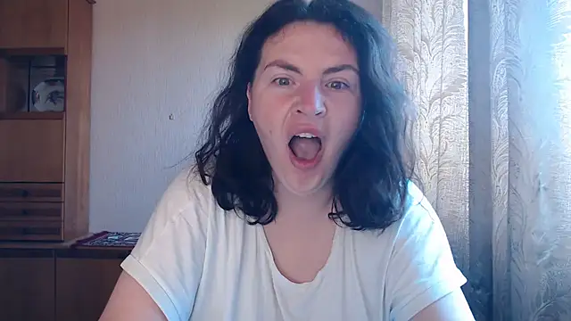 Snapshot of AlinaxJames chatting on July 18, 7:34 am AlinaxJames online show from July 18, 7:34 am