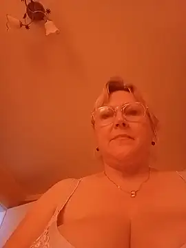I amVeronicle online show from June 18, 12:31 pm