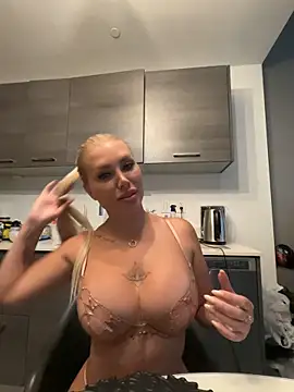 Snapshot of Karen_Luxe chatting on May 30, 11:24 pm Karen Luxe online show from May 30, 11:24 pm