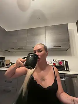 Snapshot of Karen_Luxe chatting on June 2, 1:07 am Karen Luxe online show from June 2, 1:07 am