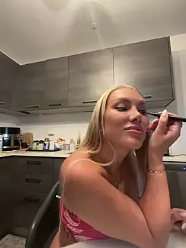 Snapshot of Karen_Luxe chatting on June 16, 1:41 am Karen Luxe online show from June 16, 1:41 am