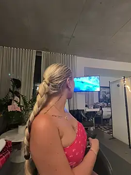 Snapshot of Karen_Luxe chatting on June 20, 1:19 am Karen Luxe online show from June 20, 1:19 am