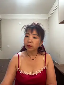 lucy-698 online show from April 29, 1:37 pm