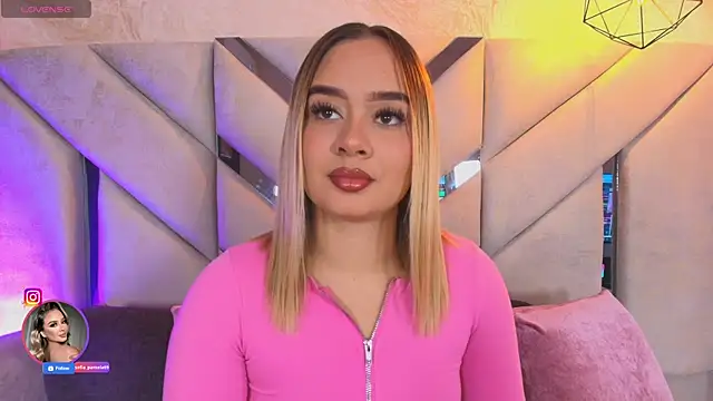 Snapshot of Sofia_pamela_ chatting on May 11, 7:11 pm Sofia pamela online show from May 11, 7:11 pm