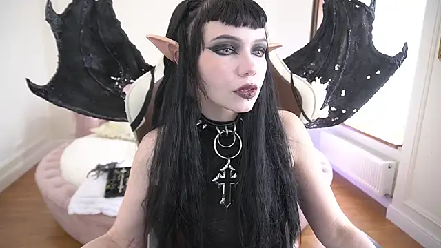 OutfitObsession online show from May 9, 1:49 pm