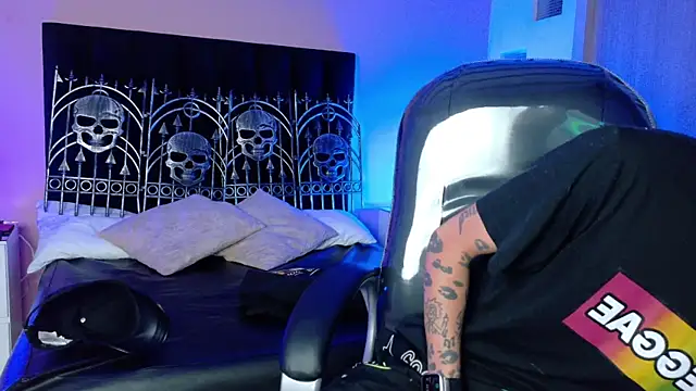 Vergil Noir  online show from June 5, 4:19 am