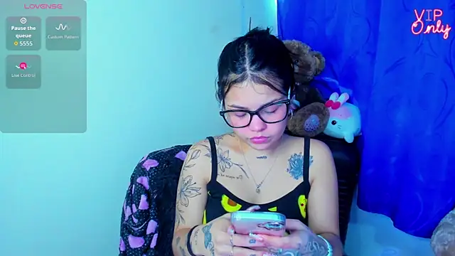 Snapshot of angelina_77 chatting on July 14, 4:23 pm angelina 77 online show from July 14, 4:23 pm