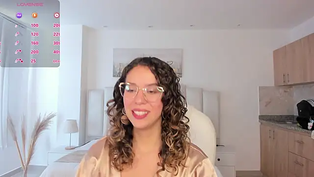 Snapshot of sienna_luxor chatting on May 24, 5:07 pm sienna luxor online show from May 24, 5:07 pm