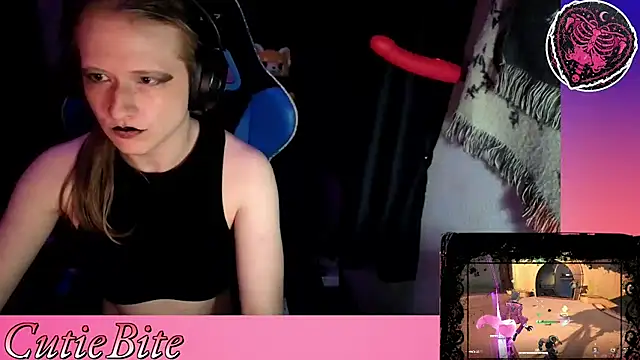Snapshot of CutieBite chatting on May 2, 7:02 am CutieBite online show from May 2, 7:02 am