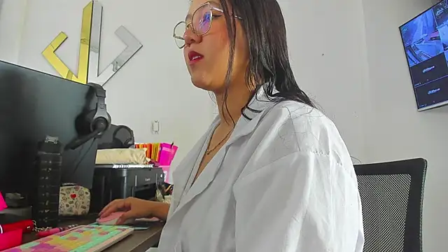 Chloe Thomsoon  online show from May 9, 7:52 pm