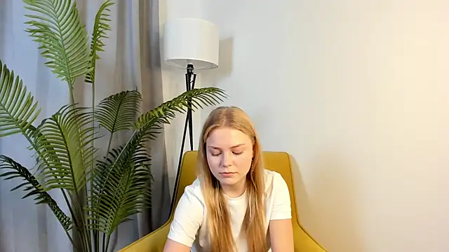 Snapshot of LavonaMadlem chatting on May 13, 10:34 am LavonaMadlem online show from May 13, 10:34 am