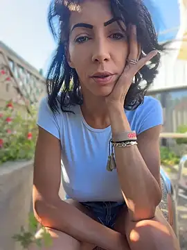 Snapshot of Yasmiinee chatting on June 14, 7:43 am Yasmiinee online show from June 14, 7:43 am