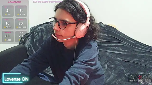 Snapshot of hxxyro1 chatting on August 2, 2:32 am hxxyro1 online show from August 2, 2:32 am