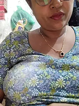 Snapshot of Gulapi_N chatting on July 14, 9:47 am Gulapi N online show from July 14, 9:47 am