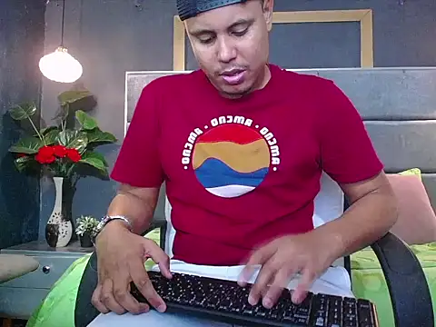 noah oliver1 online show from June 5, 1:45 am