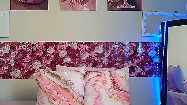 EnchantingLisa online show from June 8, 11:10 am