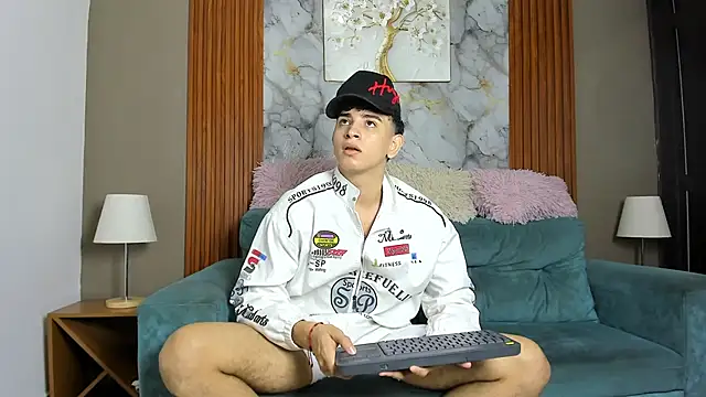 LOVE GUYS1 online show from May 11, 4:04 pm