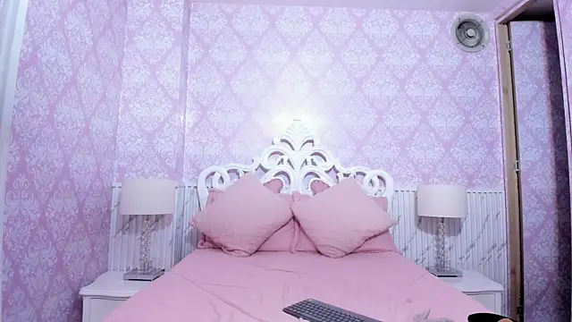 Snapshot of Miabloom19_ chatting on June 18, 11:31 pm Miabloom19 online show from June 18, 11:31 pm