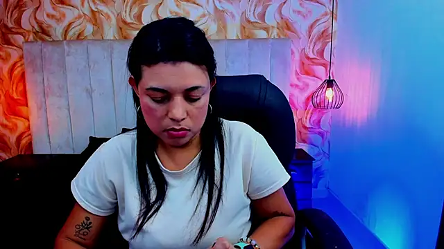 ChloeSmith9 online show from July 27, 7:10 pm