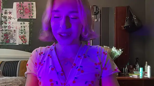Snapshot of Miss_Amy00 chatting on June 21, 3:58 pm Miss Amy00 online show from June 21, 3:58 pm
