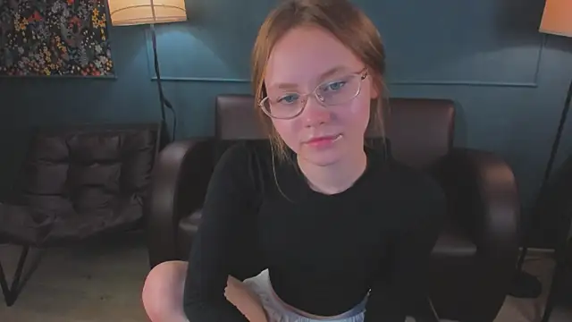 FloraLarsson online show from June 11, 3:32 pm